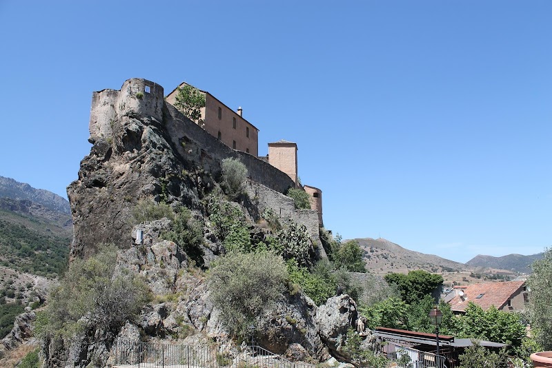 Citadelle de Corte et montagnes