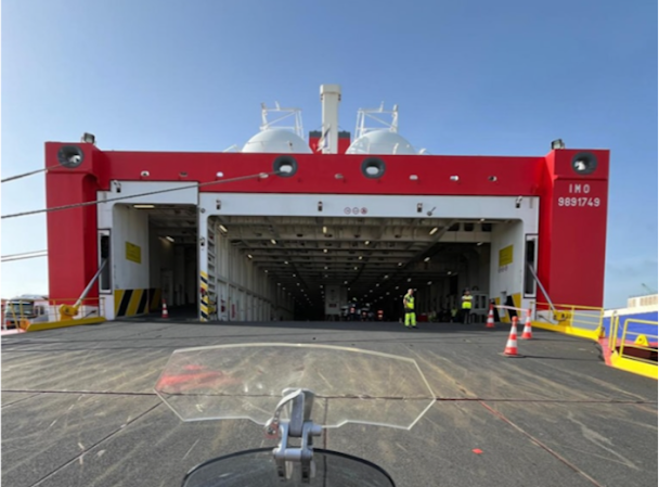 Embarquement Ferry Moto Marseille vers la Corse - Motos alignées sur le port
