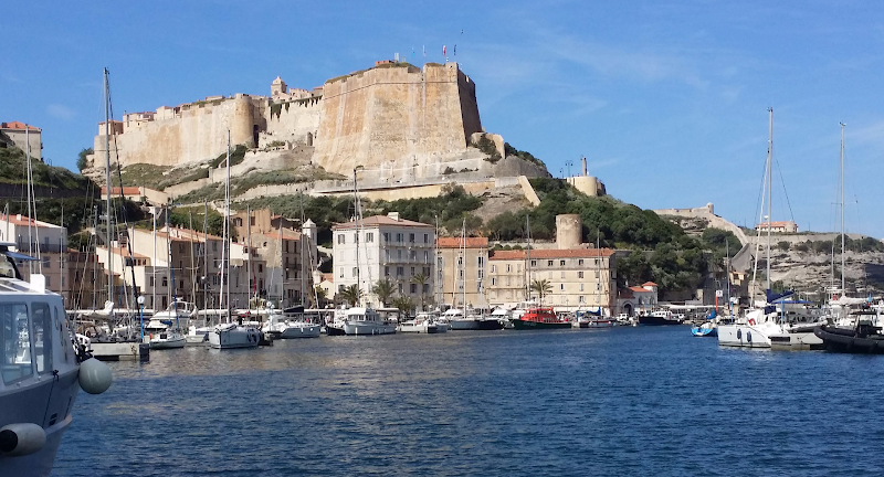 Falaises de Bonifacio - Citadelle surplombant la mer Méditerranée