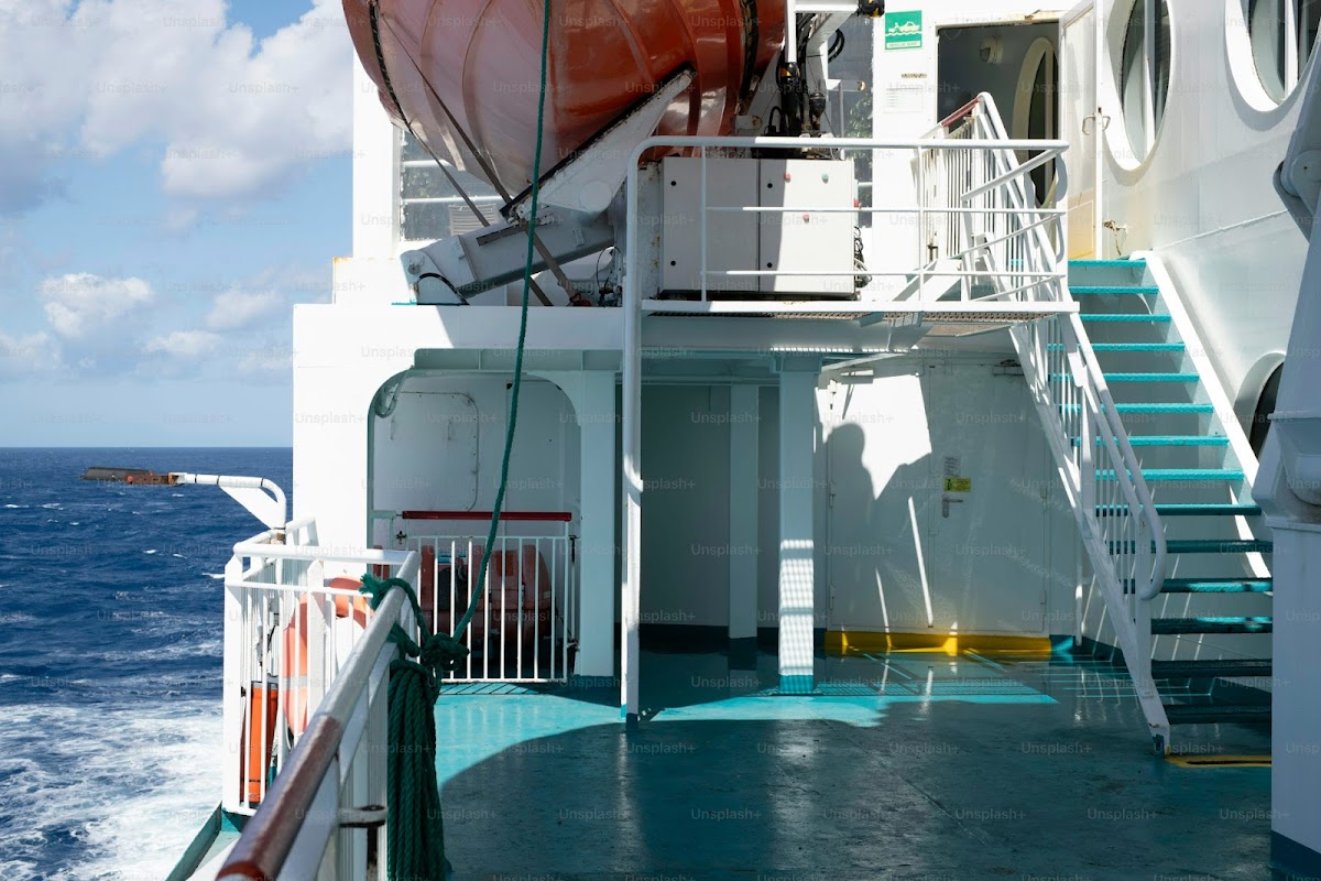 Pont du ferry - Détente en Méditerranée