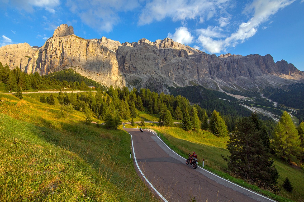 Circuit moto Dolomites et Lacs Italiens avec France Moto Voyages : cols alpins, Stelvio, Val Gardena, Alpe di Siusi, Lac de Côme – Road trip Italie du Nord