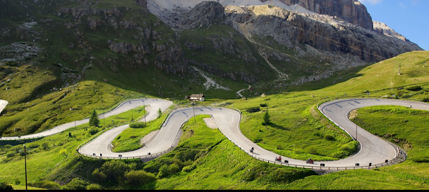 Dolomites - Col de montagne et virages