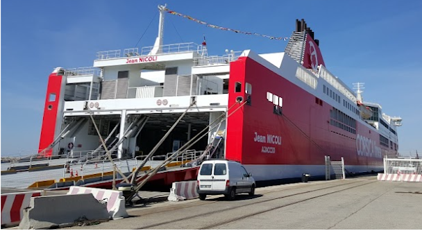 Harley Davidson prête à l'embarquement ferry Corse