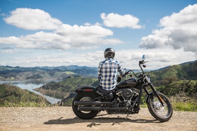 Groupe Harley Davidson sur route de montagne