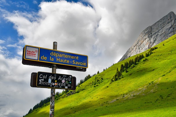 Route des Grandes Alpes en moto entre Annecy et Val-Cenis