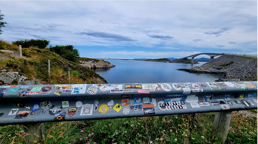 Pause moto en Norvège face aux montagnes