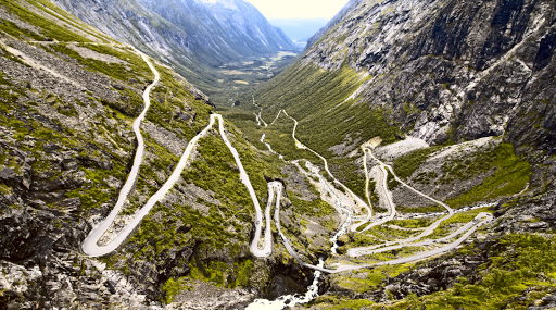 Groupe de motos au bord d’un fjord norvégien