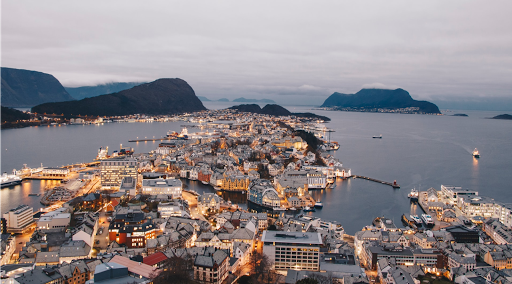 Motos sur une route de fjord en Norvège