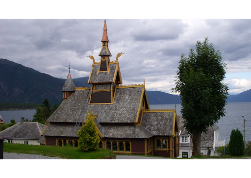 Ville côtière norvégienne au crépuscule