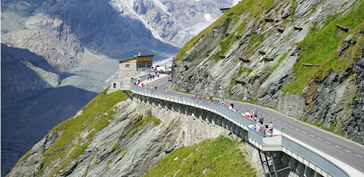 Route alpine et paysage de montagne au Tyrol