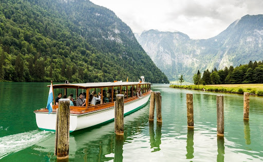 Lac alpin et bateau en Allemagne