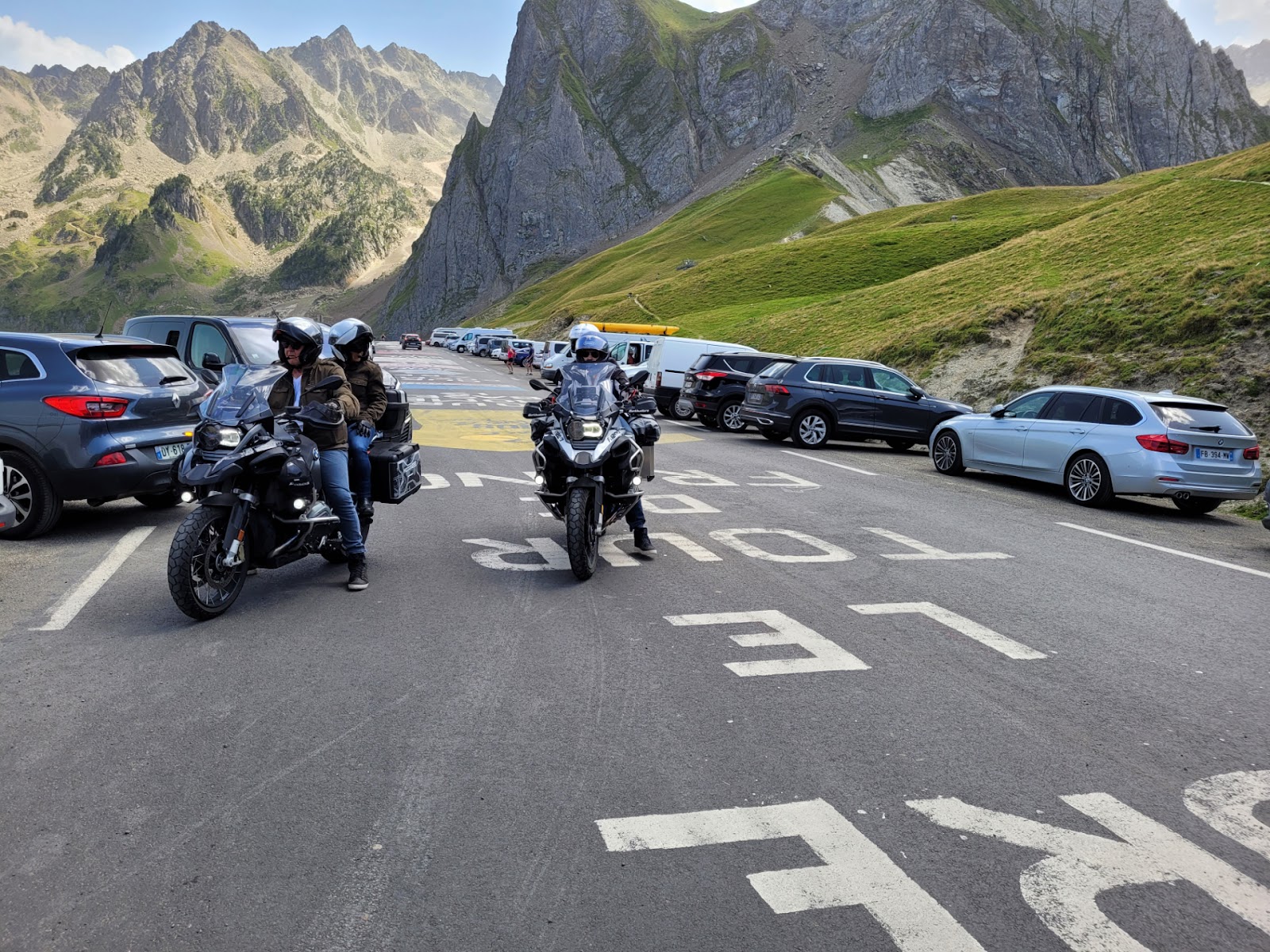 Road trip moto à travers les cols alpins, le Vercors, les gorges du Tarn, Carcassonne, les Pyrénées et le Pays basque