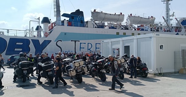 Ferry Marseille - Embarquement des motos au coucher du soleil