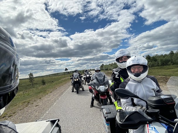 Route côtière suédoise avec vue sur la Baltique