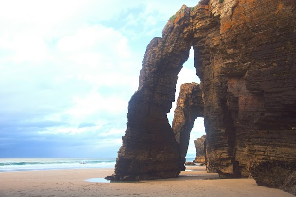 Plage des Cathédrales - Arches naturelles, marée basse