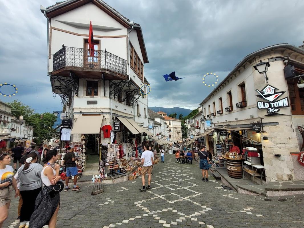 Vue panoramique de Gjirokastër avec sa forteresse ottomane
