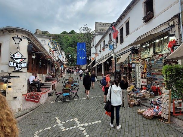 Ruelle pavée de Gjirokastër avec maisons traditionnelles en pierre