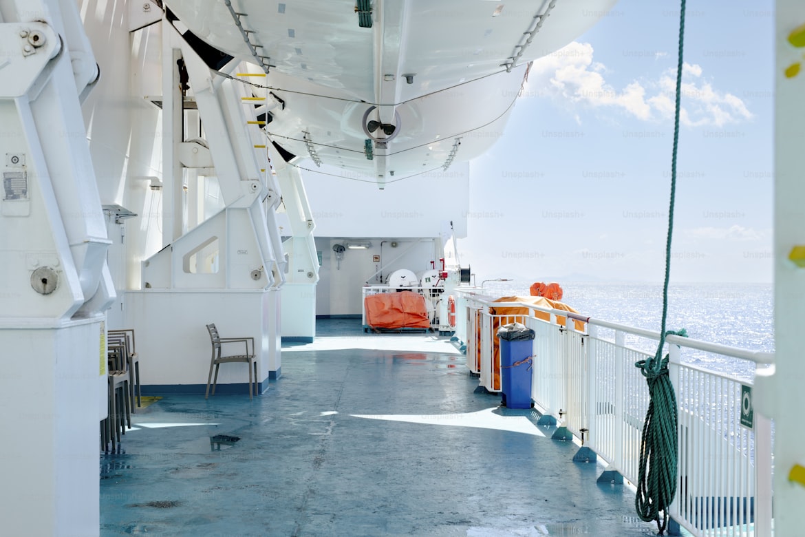 Pont d'un ferry en Méditerranée - Coucher de soleil