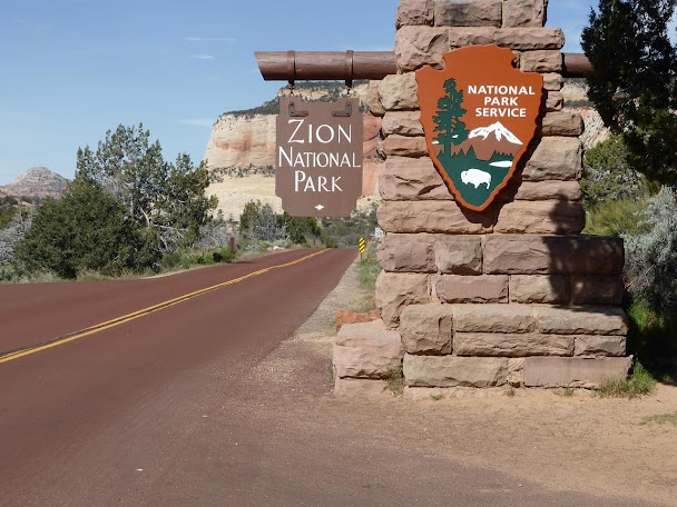 Route dans Zion National Park, Utah, voyage moto Ouest américain
