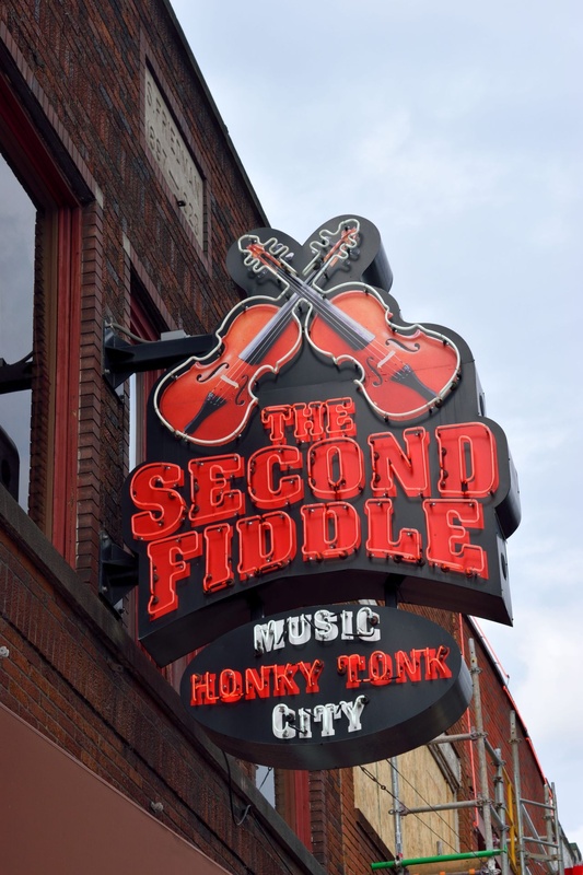 Guitare et enseigne lumineuse à Nashville