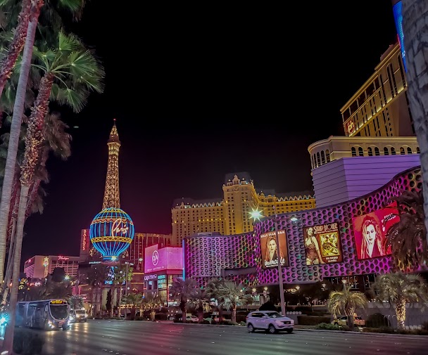 Vue nocturne du Strip à Las Vegas, départ du road trip moto Western Dream