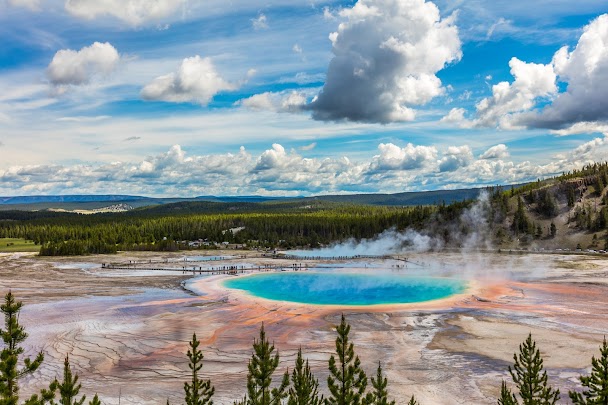 Geyser Old Faithful dans Yellowstone, road trip moto