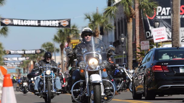 Motos alignées lors de la Daytona Bike Week en Floride