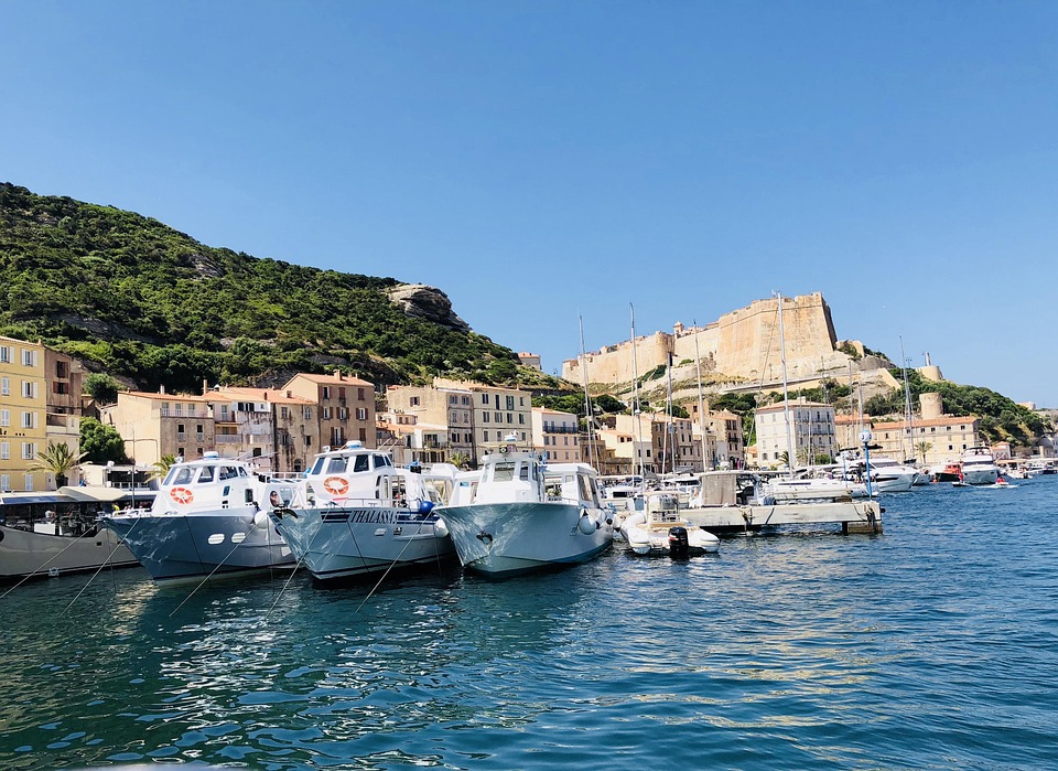 Route corse entre maquis et mer - Paysage typique de l'île de Beauté