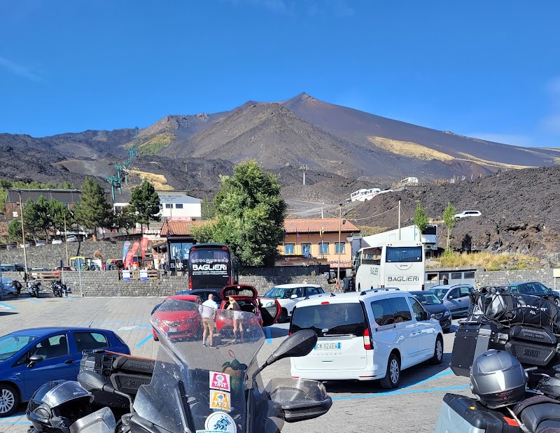 Etna - Coulées de lave et cratères en altitude