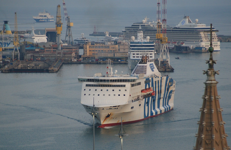 Ferry Méditerranée - Pont et coucher de soleil