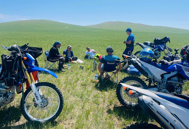 Moto enduro Yamaha WR250 dans les steppes mongoles