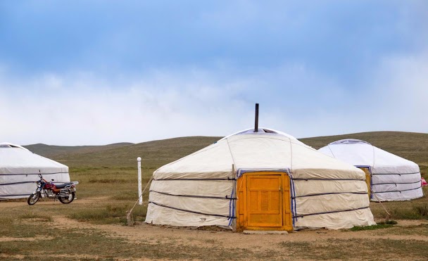 Famille nomade mongole devant sa yourte