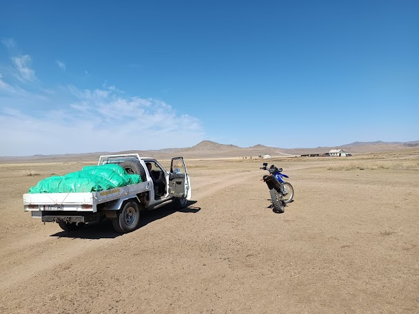 Paysage de steppe mongole avec motos