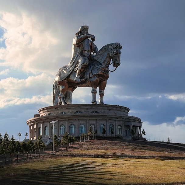 Place centrale d'Oulan-Bator avec statue de Gengis Khan