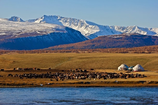 Falaises de Tsagaan Suvarga, Stupa Blanc dans le désert de Gobi