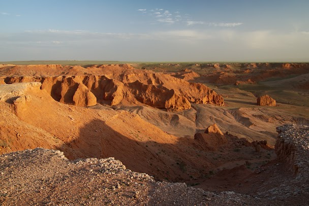 Falaises rouges de Bayanzag, site des dinosaures en Mongolie