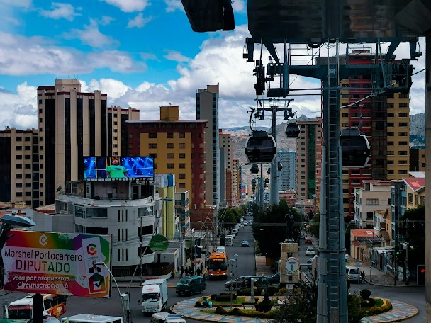 La Paz - Vue de la ville et du téléphérique avec l'Illimani en fond