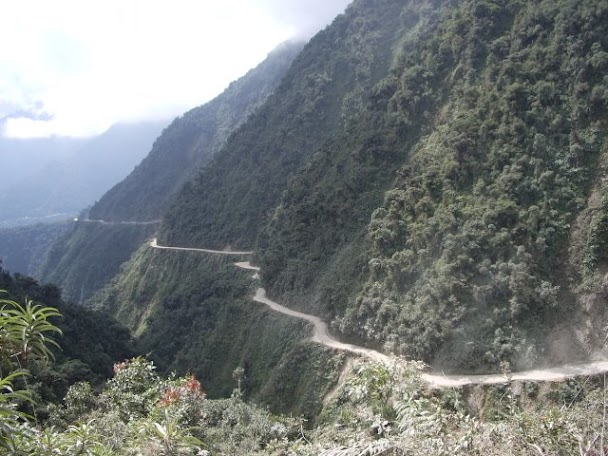 Route de la Mort en Bolivie - Piste à flanc de falaise