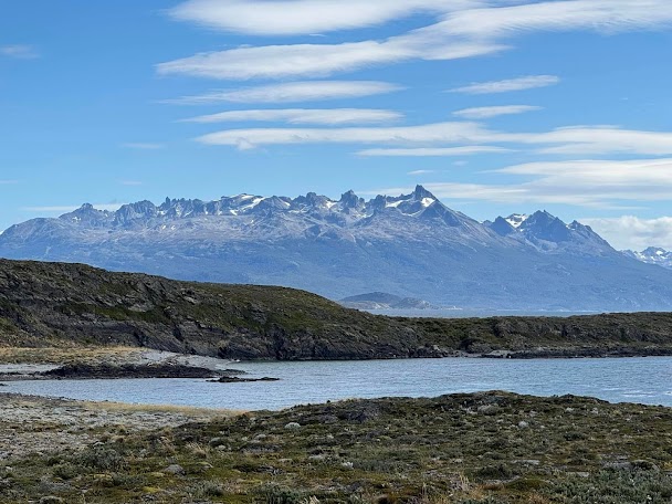 Ferry traversant le détroit de Magellan - Terre de Feu en arrière-plan