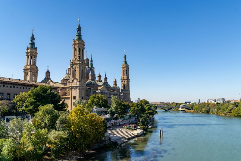 Basilique Notre-Dame du Pilar à Saragosse, vue depuis l'Èbre