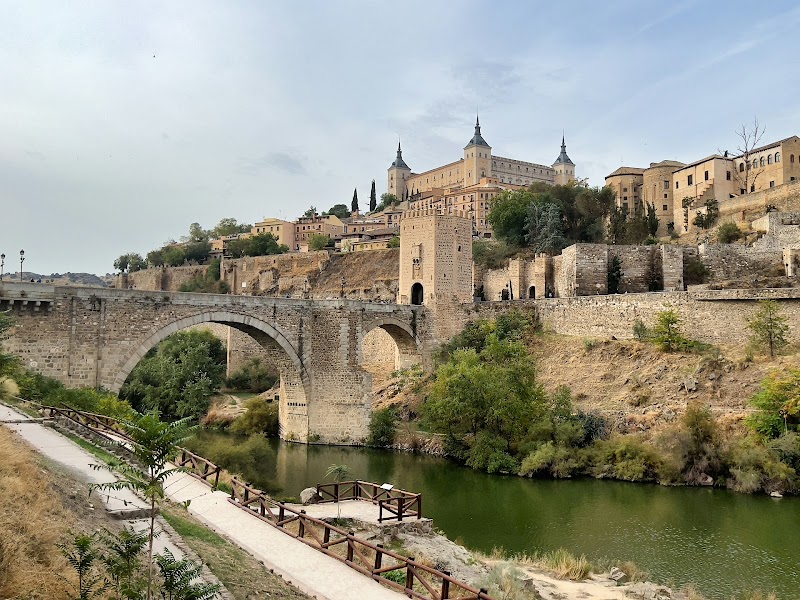 Vue panoramique de Tolède depuis l'autre rive du Tage