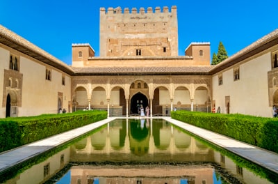Patios des Lions de l'Alhambra de Grenade