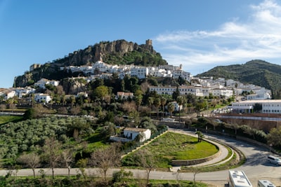 Vue de Zahara de la Sierra et de son lac