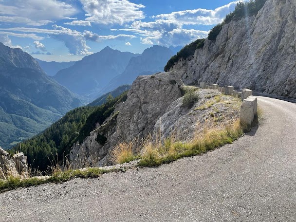 Route du col du Stelvio avec ses lacets serrés, Italie