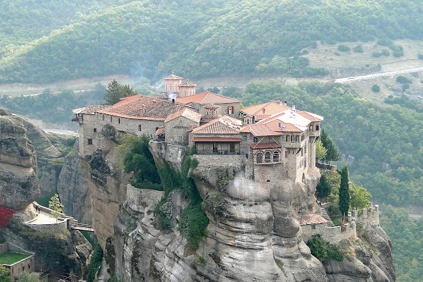 Monastère des Météores perché sur un piton rocheux