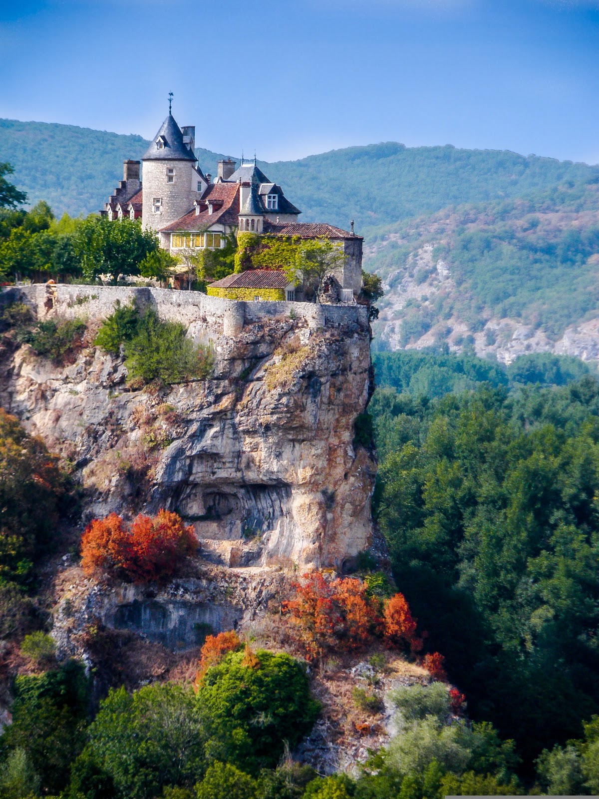 Panorama sur Rocamadour et les routes sinueuses du Lot à moto