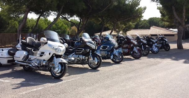 Moto sur route de campagne