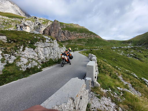 Moto sur une route alpine autrichienne