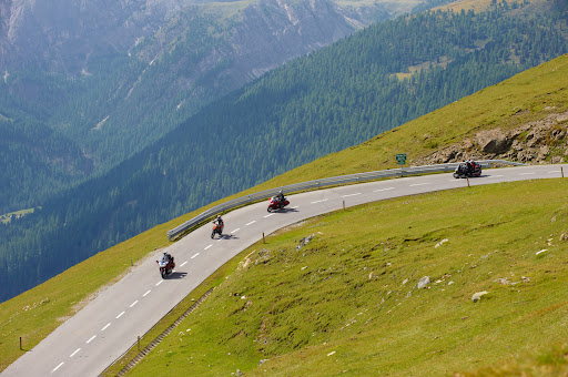 Motards sur la route du Grossglockner