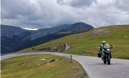 Moto sur une route alpine panoramique